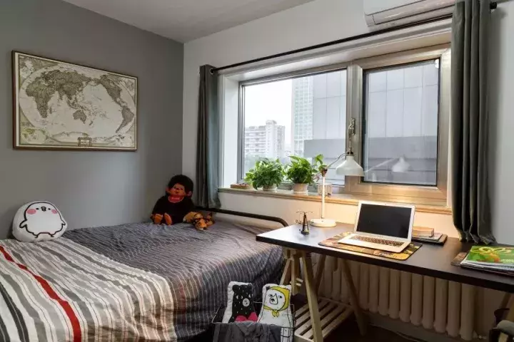 76平二居室,不规则玄关打造成展区,厨房开放式格局很独特