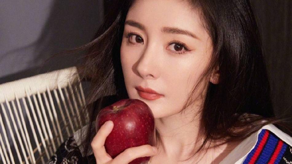 杨幂|杨幂白衬衫针织马甲太惊艳！肤白貌美大长腿美得让人窒息