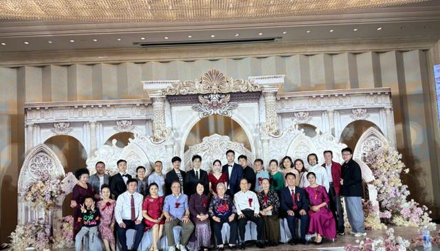 黄晓明|黄晓明：变身中国好表哥，一边给表弟当证婚人一边给表妹比赛加油