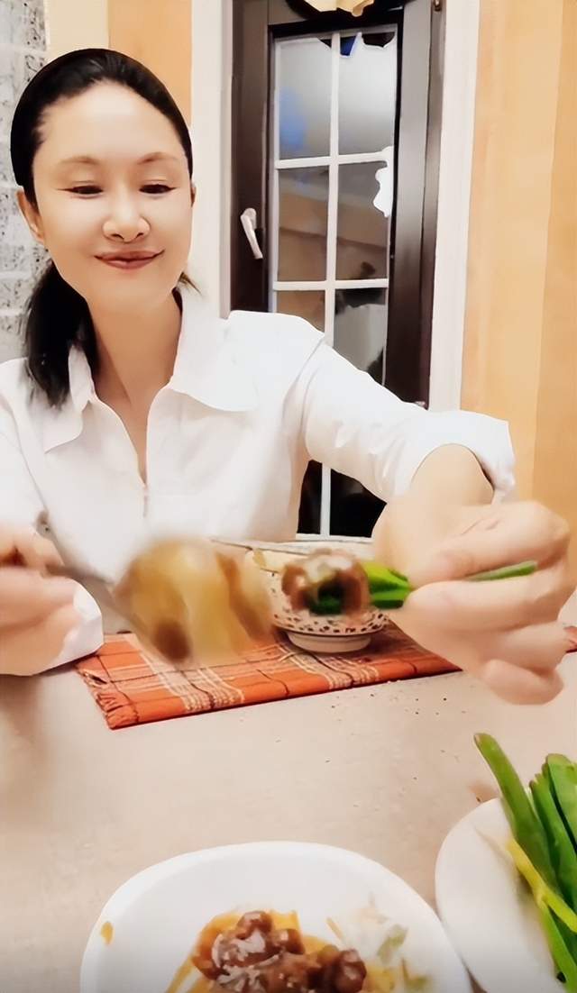 于文华|57岁于文华豪宅中大口吃面！用手抓大葱太豪放，碗下垫桌布好讲究