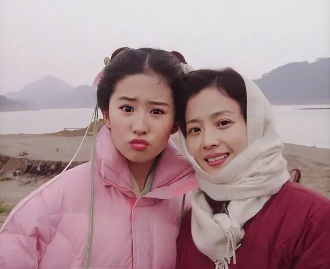 刘亦菲|刘亦菲坐高铁被偶遇,手指上超大钻戒抢镜,乘商务座被赞接地气