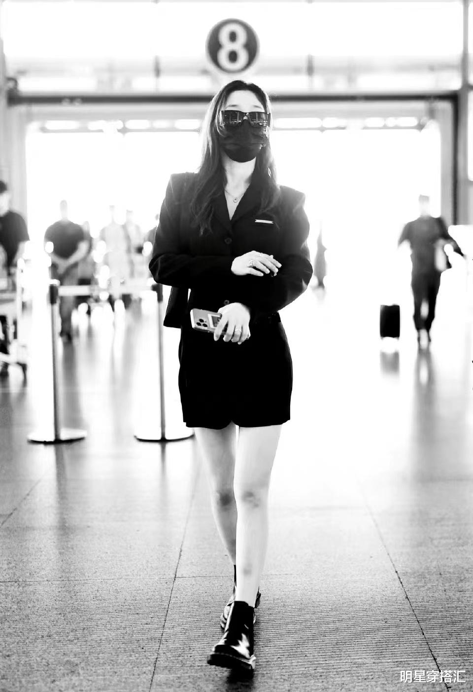 希林娜依高黑色西服裙性感又利落，黑超遮面简直太飒了