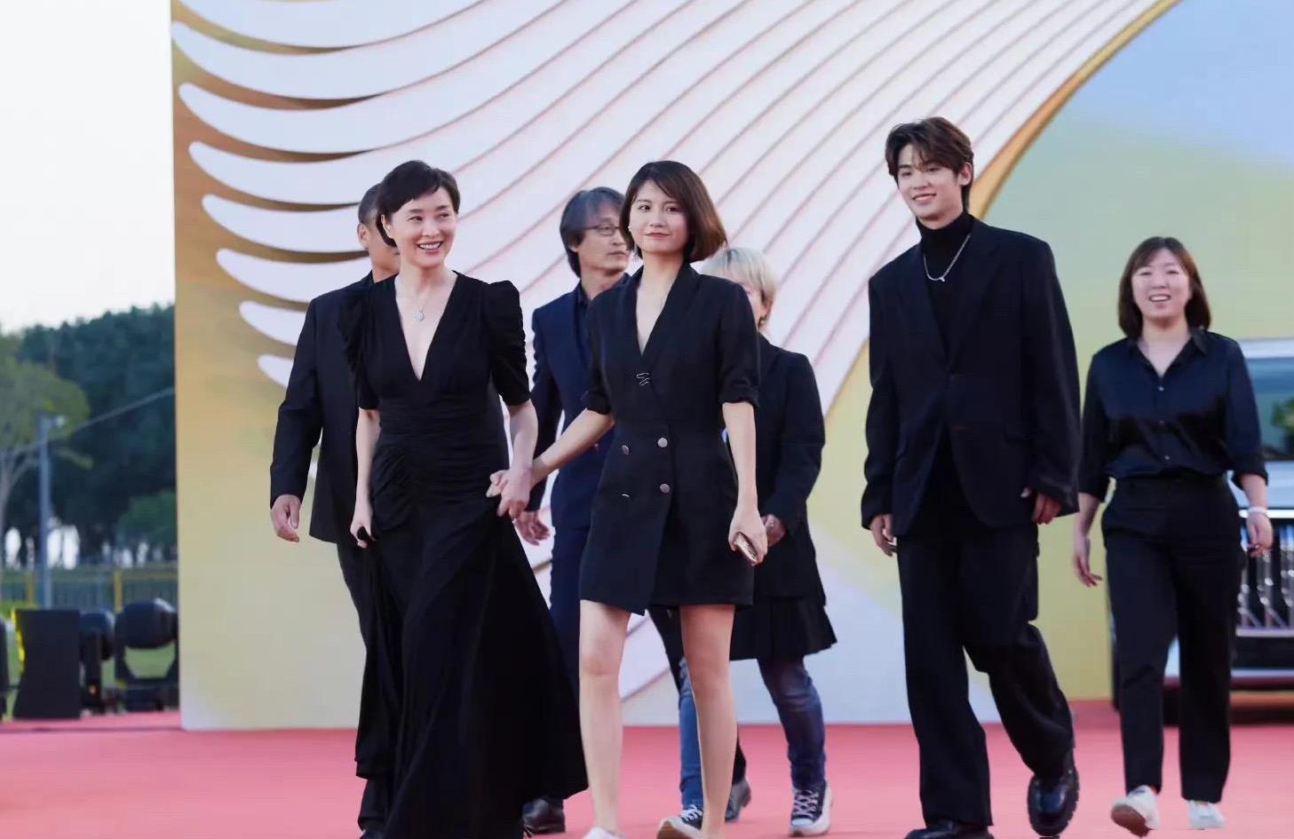 吴越 陈建斌前女友吴越，穿V领小黑裙剪“狗啃短发”，50岁也美得高级
