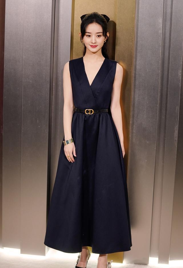 赵丽颖|赵丽颖虽然长着娃娃脸,但气质好知性,穿黑白长裙很有女强人的范