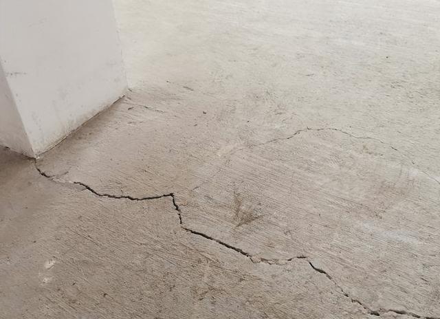 楼板开裂怎么处理?要分成2种类型,找到原因就能对应处理了