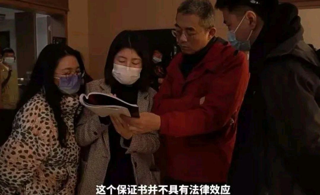 靳东|没想到坐在靳东身边的那位美女法官，在现实生活中真的是法官！