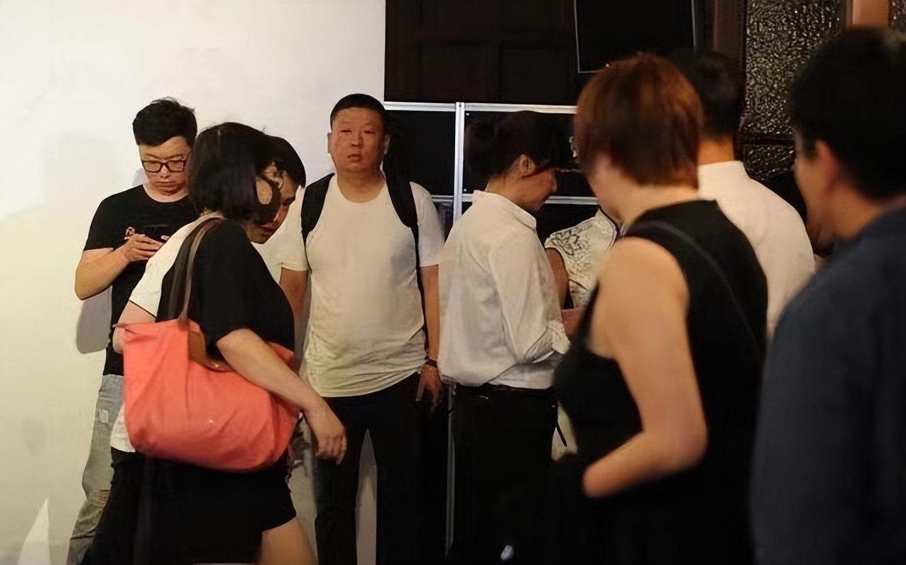 徐静蕾放飞自我,白衬衣搭配工装裤好酷,就是腰身臃肿显肚子