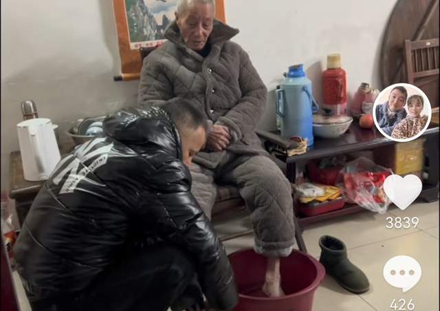 县委大院|孝顺！熊磊晒父亲为爷爷洗脚画面，堂嫂与熊磊互动询问很暖心