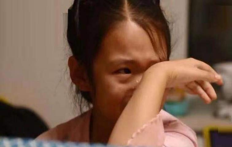 因在家不受待见,12岁的侄女喝了农药,穿着姐姐的漂亮衣服去世了