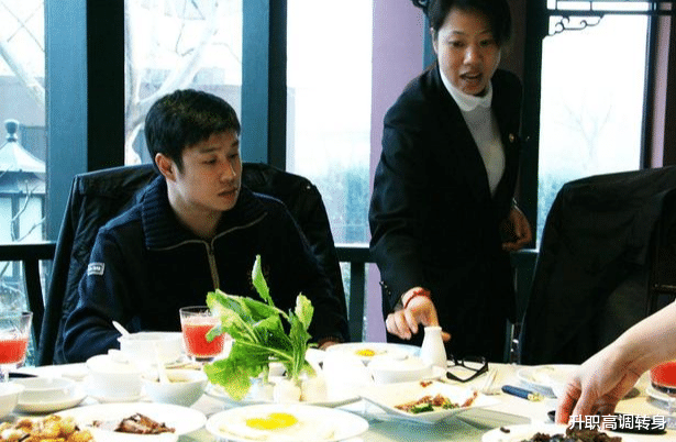 英国|饭局上领导说“帮我挪下菜”:用意有三个,但不是为了“耍官威”