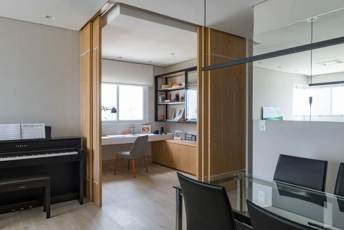 玻璃联动推拉门,好看是好看,可私密性不够,不如换成木质联动门