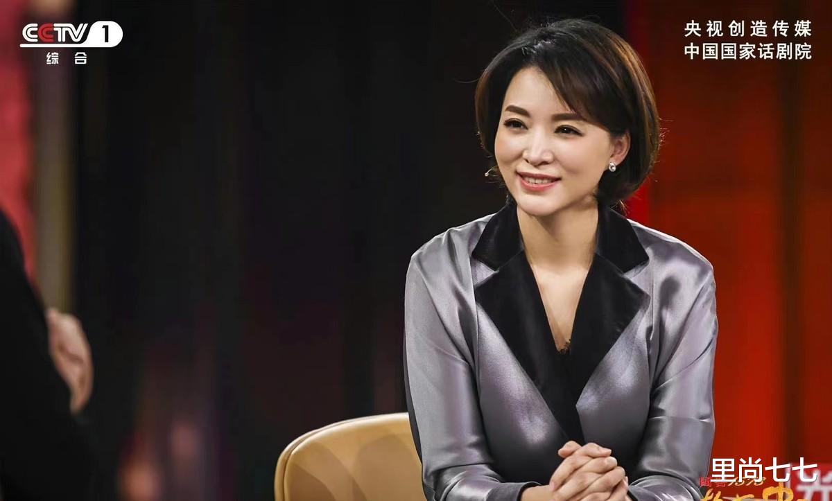 西装 董卿也被碾压了！撞衫许晴同款套装，一个土味一个洋气