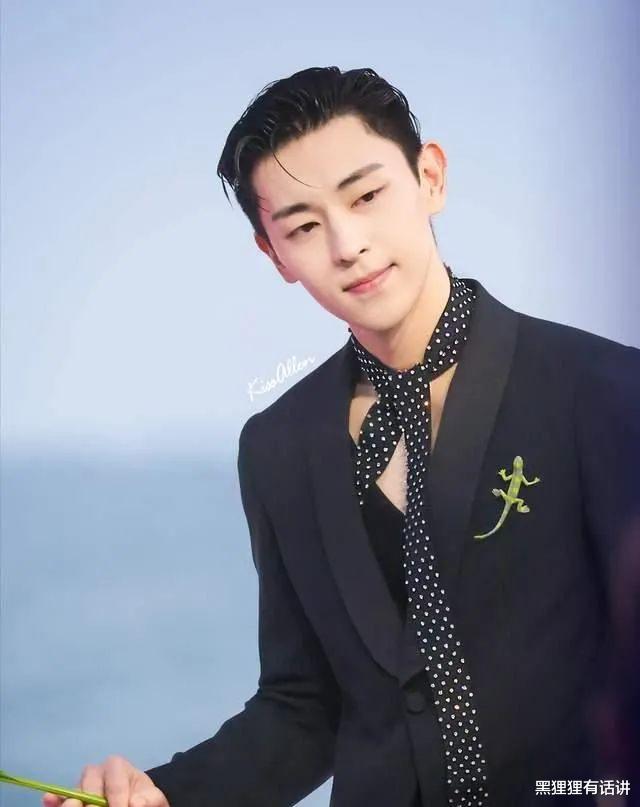 邓伦|从演员变成综艺咖,一心赚快钱的邓伦,还是让他的爸爸失望了