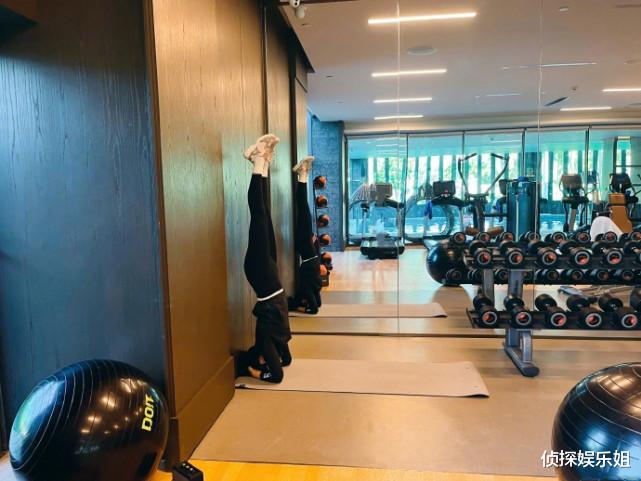 黄奕|44岁黄奕妇女节晒健身照，倒立下腰力量感爆棚，满脸香汗素颜超赞