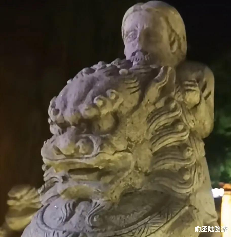狮子|乌镇惊现人骑石狮子雕塑，网友，这是文化入侵