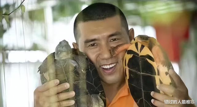 男子花百万买下三只臭龟,别人都笑他傻,谁知道四年后却靠龟翻身