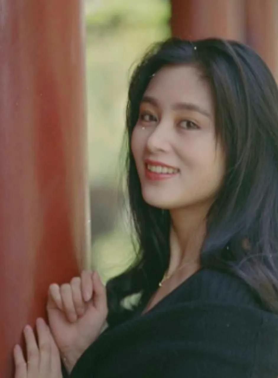 |和陈飞一起吃饭的女生是陈红，追忆一代人的女神