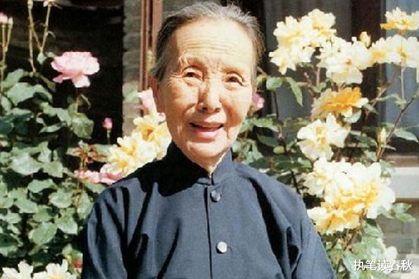 冰心去世13年后,孙子在其墓碑上用红油漆写:教子无方,枉为人表