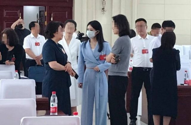 天蝎座|赵丽颖升官后气场全开!穿露脐西装不像领导,女明星范下美成焦点