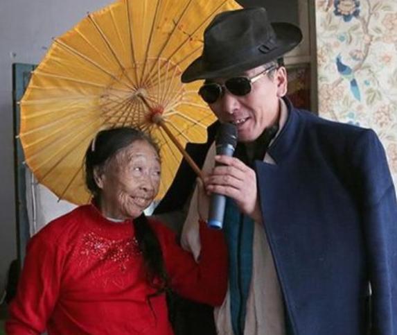 李玉成已经搬进新家，室内装修有些豪华，马玉琴坐在土炕上太凄凉