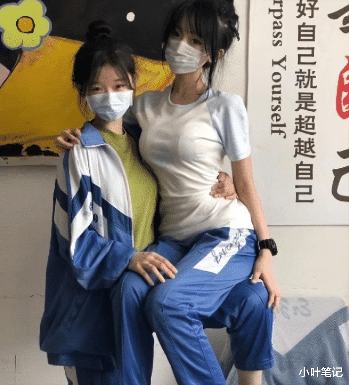 我想问一下，这靴子这么严实，捂一天什么味道？