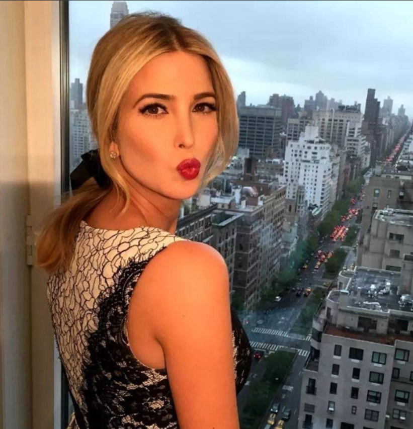 伊万卡|伊万卡居家会客,穿白色打底衫锁骨迷人,贾里德坐妻子旁边气色好