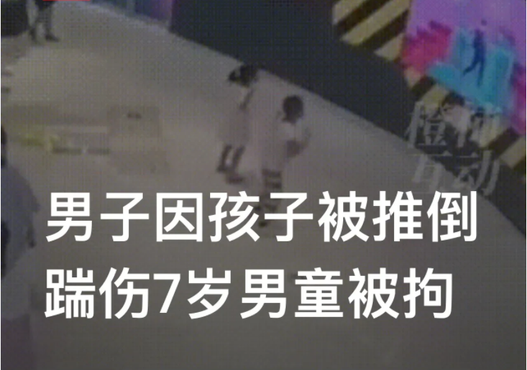 广东珠海,一对年轻夫妻,带着两岁大的孩子到商场玩耍