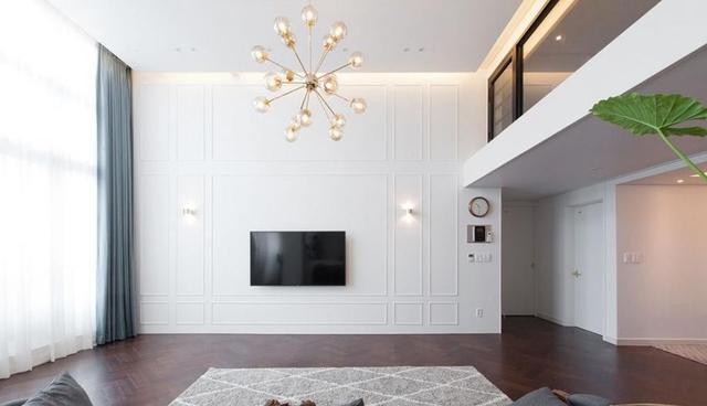 180顶楼买得值当,客厅挑空4.5米大而不空,还送一层阁楼