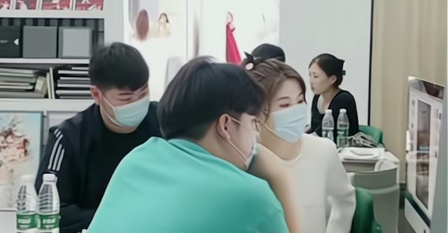 陈萌|朱单伟与未婚妻陈萌现身婚纱摄影馆选片，甜蜜互动爱意满满