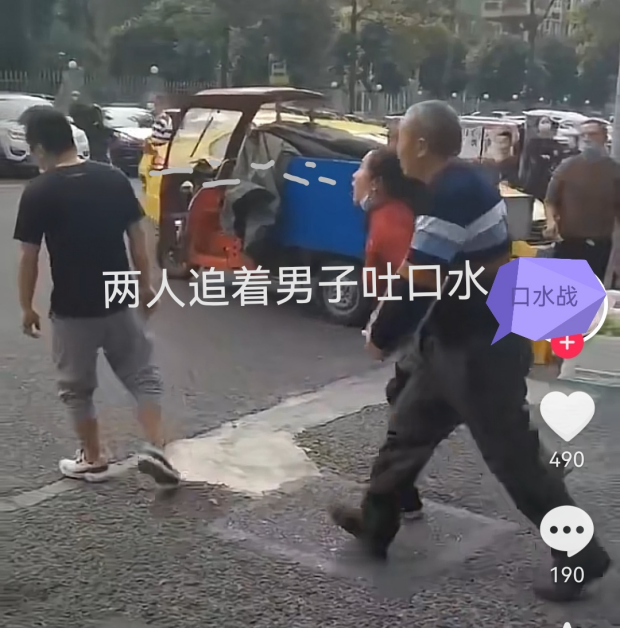 广东街头:2男1女“舌战”不过瘾,直接开干起来