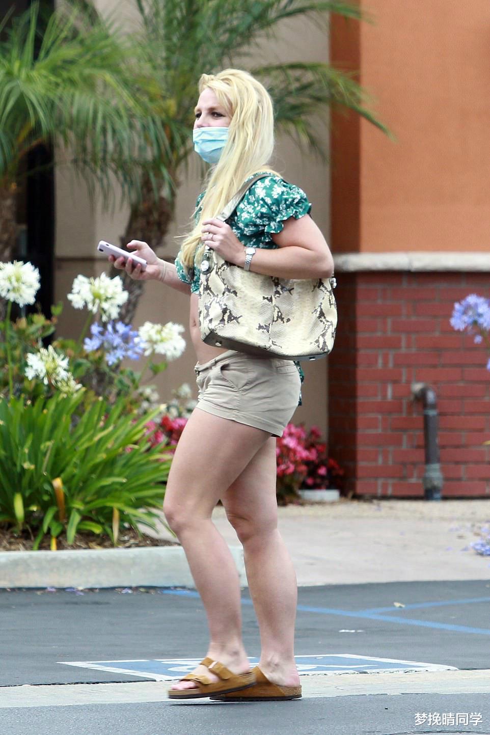 布兰妮·斯皮尔斯|小甜甜布兰妮首秀彪180斤！穿露脐装满身赘肉，25岁鲜肉男友超帅