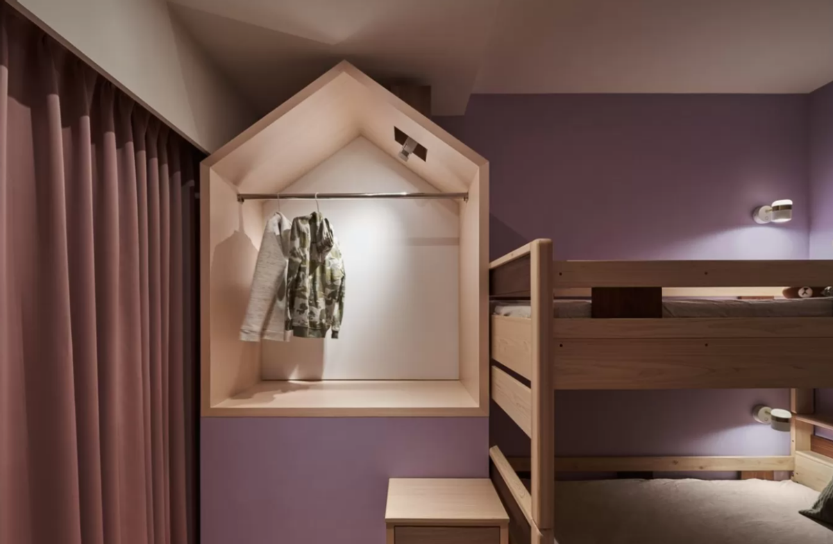 好机智!两个房间中间凿个洞做“室内窗”,多个挂衣区又趣味十足