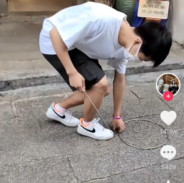 |孙卓带孙辉玩铁环，孙海洋回忆90年代，早期采访视频被网友发现