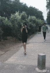水光针 妹子，你这衣服是不是件残次品呀？你看肩膀处，咋还有两个洞？哈哈哈