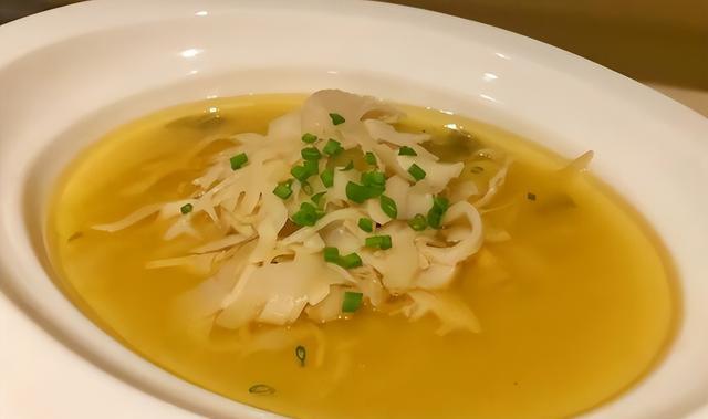 女子领奖金好心请同事吃饭,被吐槽寒酸:不想请明说,寒碜谁呢?