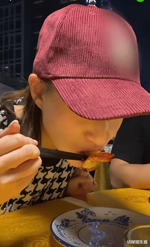 窦骁|何超莲带男友吃大排档，饭后骑车回家接地气，窦骁幸福肥明显