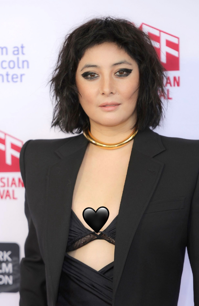 何超仪|赌王千金何超仪模样大变！化浓烟熏妆穿内衣走秀，身材发福认不出