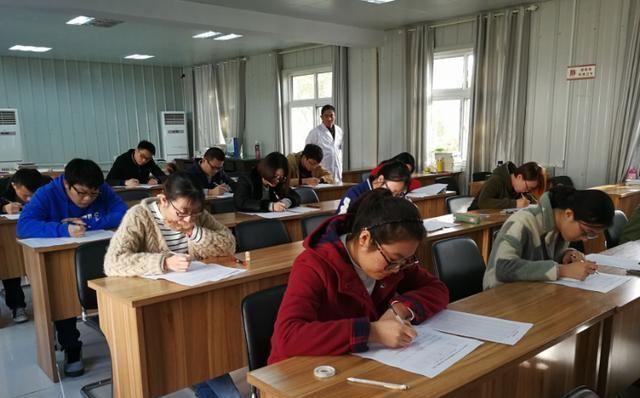 考试|女学生参加开卷考忘记带书，两手空空急得抓狂，网友：太老实了！