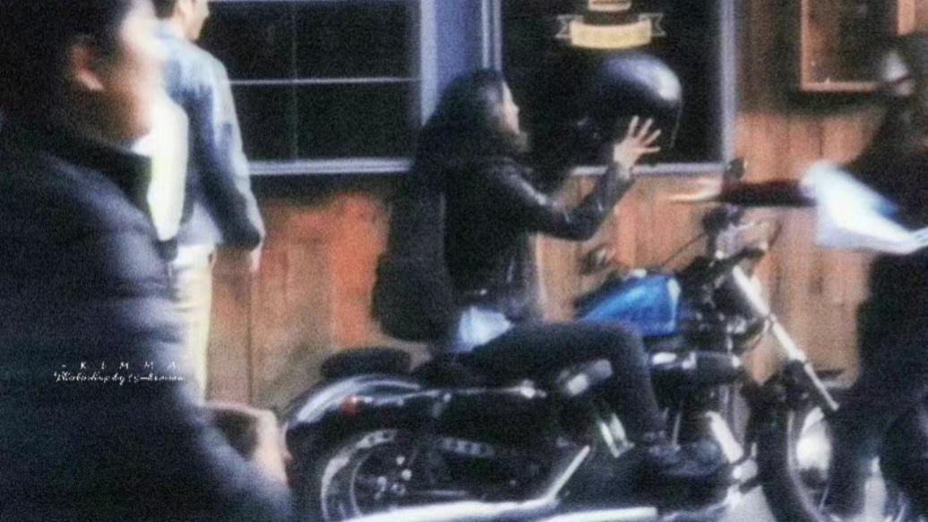 杨幂|杨幂街头骑摩托车被拍，皮衣牛仔裤尽显身材，围观人群形成一堵墙