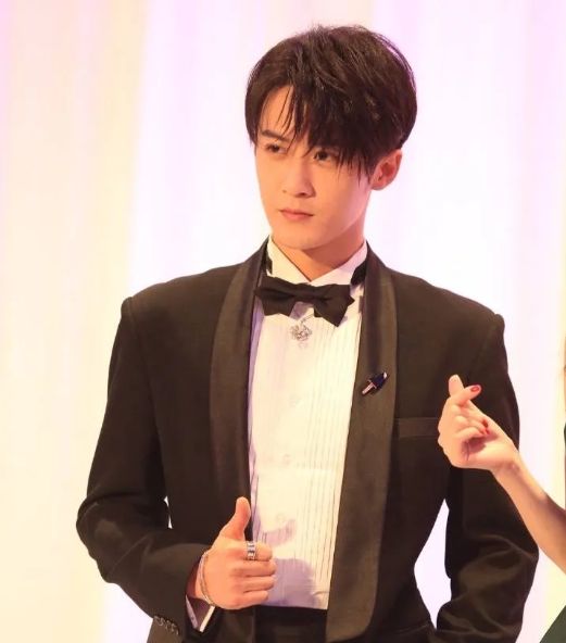 肖战|内娱男星流量榜出炉,肖战第一当之无愧,檀健次成新晋小生