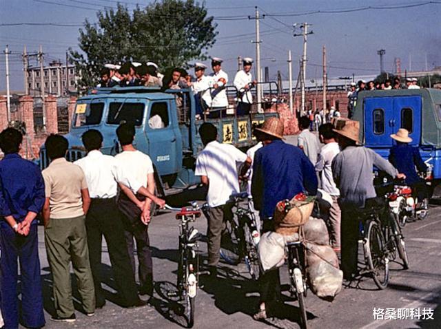 1983年,我国首轮严打:唐山菜刀队50余人被枪决,他们做了什么?