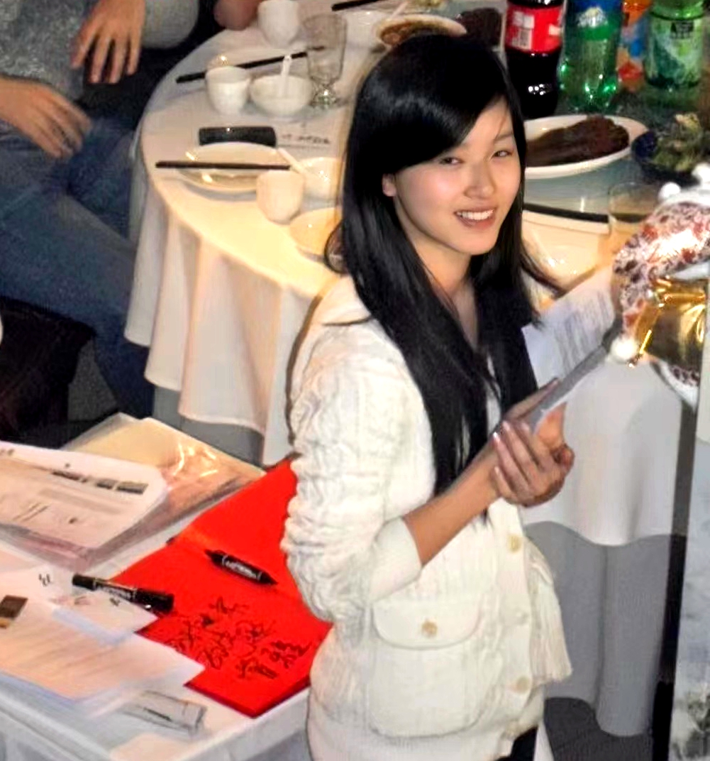 章泽天|清华学长公开章泽天校园嫩照,素颜皮肤超级好,朴素打扮难掩气质