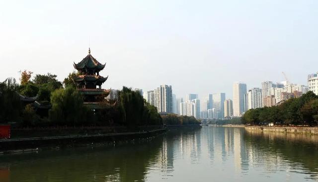 新疆维吾尔自治区|一座“慵懒”的城市,打打麻将,品一壶好茶,外国人巴适的不想走