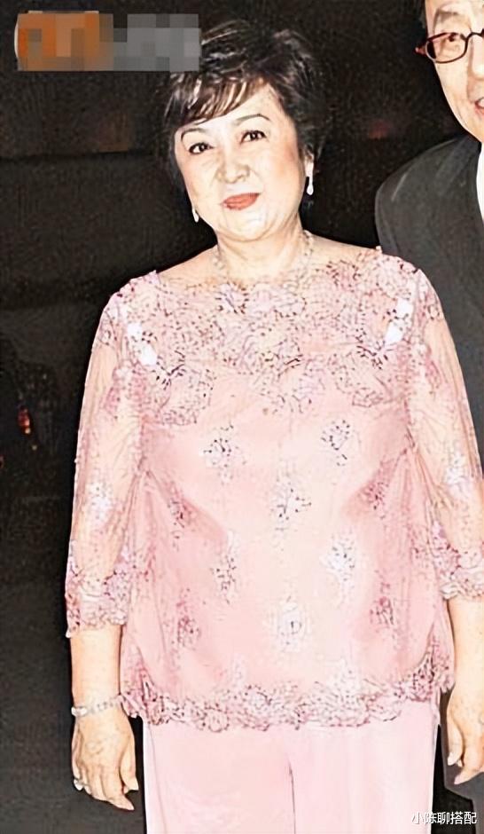 穿衣搭配|“初代琼瑶女郎”甄珍，穿衣讲究，发型清爽，74岁也贵气十足