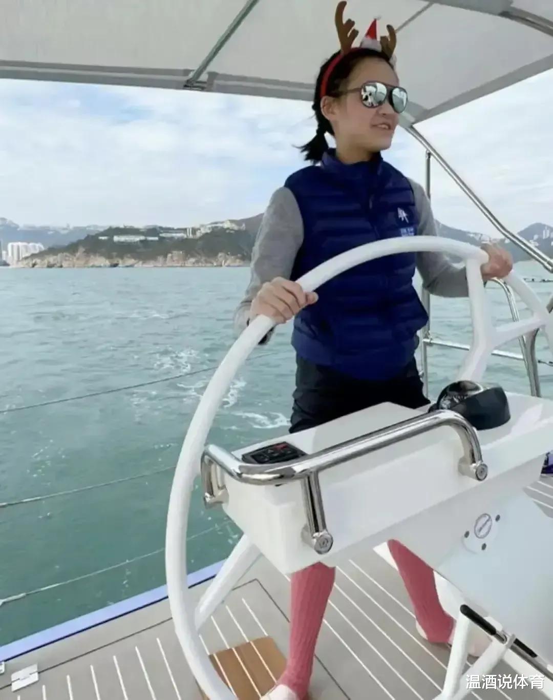刘銮雄|刘銮雄的女儿才19岁,就已经这么漂亮了,开着4000万的游艇出海吹海风钓鱼了
