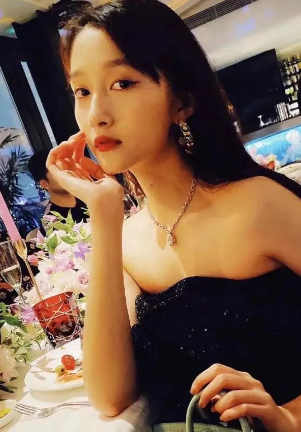 关晓彤|曾经冠名“格格”的关晓彤，如今成为没有底线赚黑心钱的代表