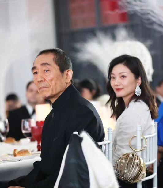 陈婷|张艺谋带娇妻赴宴,陈婷拎6万包戴珠宝,罕见奢华太有贵妇气场