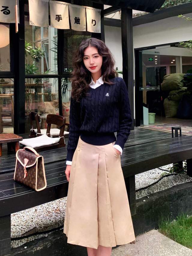 针织衫|会穿的职场女人,都爱“针织衫+打底裤和半身裙”,时髦又显气质