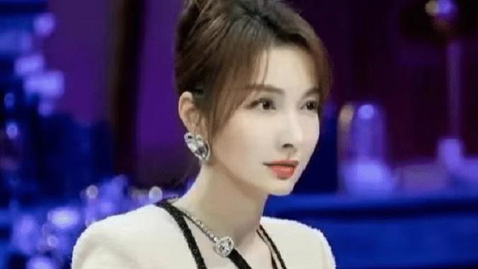 吴昕|吴昕工作照曝光，五官精致下巴尖，被指医美有点网红脸