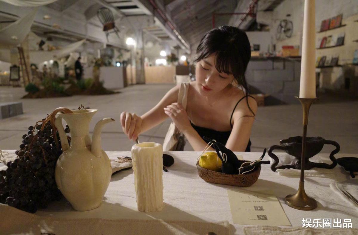 徐娇|徐娇在试衣间玩自拍，穿低领长裙秀曲线美，被质疑打擦边球